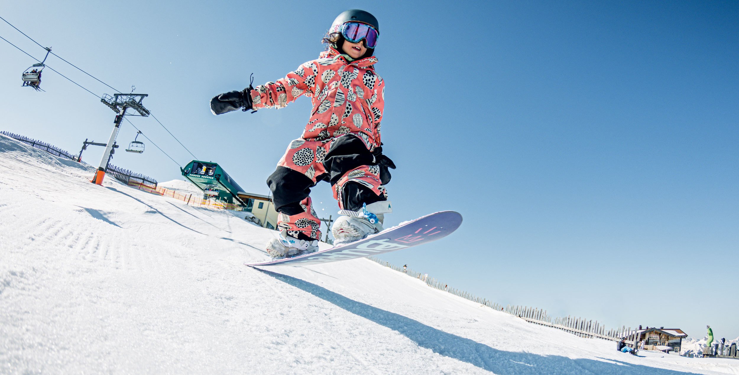 Snowboarderin zeigt einen Trick.